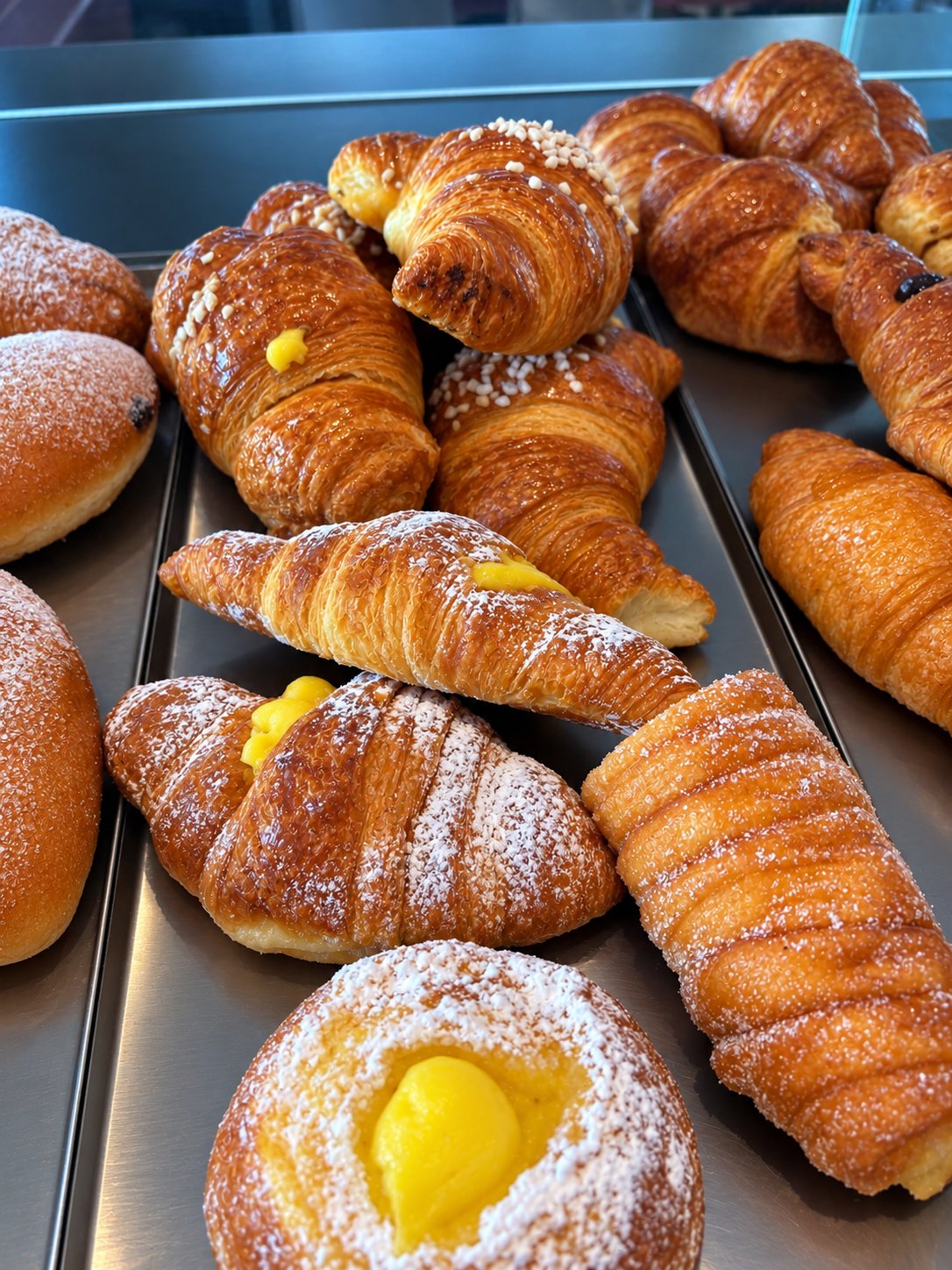 Brioche e bomboloni della vetrina