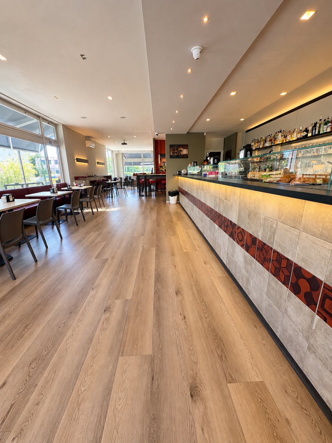 Il banco e la sala del Bar Incontro